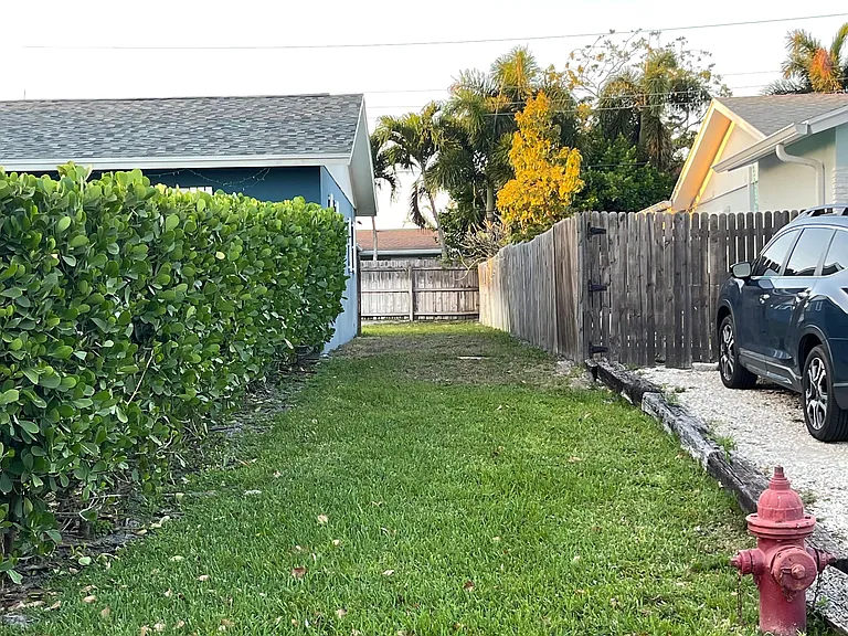 Side yard (not fenced in)