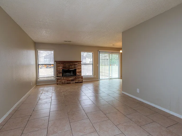 4902 S Gum Ave — Photo 8
