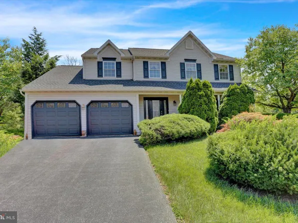 611 Firethorn Dr, Douglassville, PA 19518