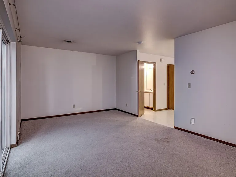1050 W Hamilton Ave — Photo 10