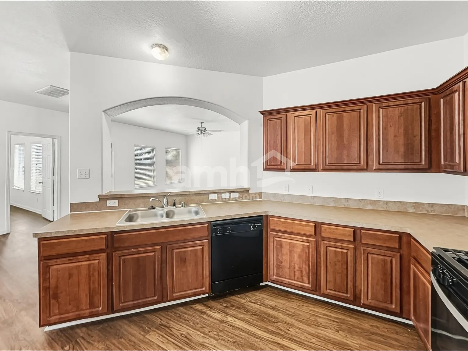 3 bed, 2.5 bath, 2192 sqft, $1,985 — Photo 3