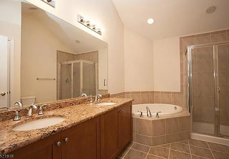 321 Edmonton Ct — Photo 11