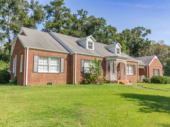 228 N 3rd St, Selmer, TN 38375