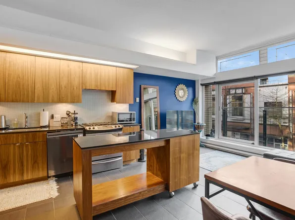 33 W Pender St #309, Vancouver, BC V6B 0E5