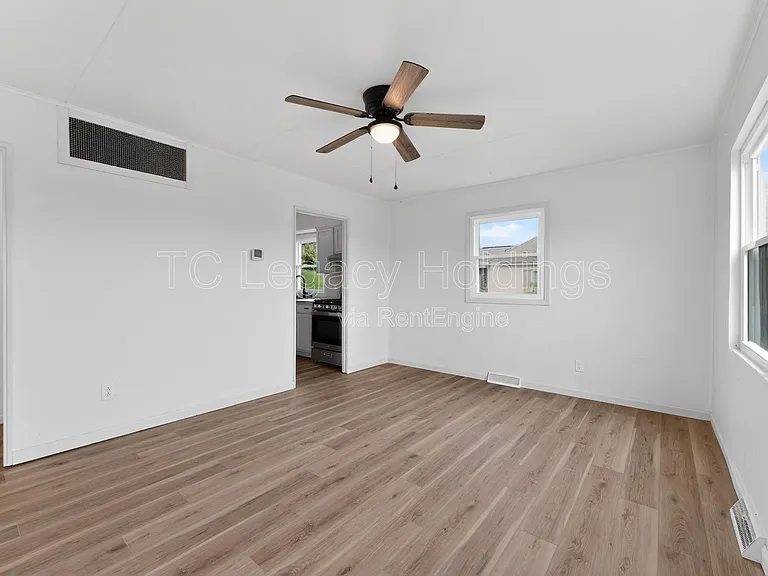 1533 Hoffman Ave — Photo 6