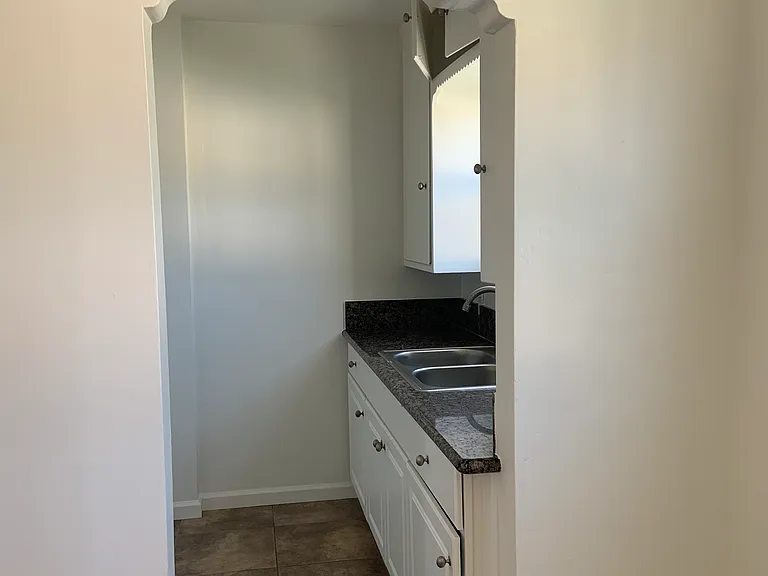 105 N Cedar Ave — Photo 1