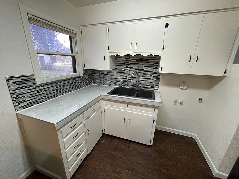 4749 Laverda Dr — Photo 25