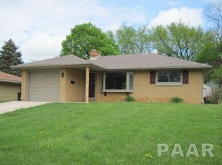 1318 Hilltop Dr, Pekin, IL