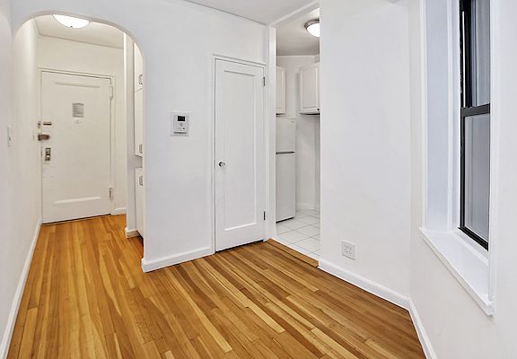 5th image of 107 University Pl #2A