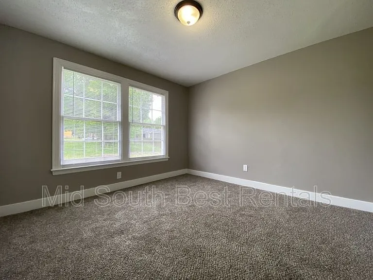 1616 Wright Ave — Photo 2