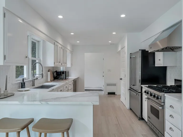 10 Barsdis Ln — Photo 9