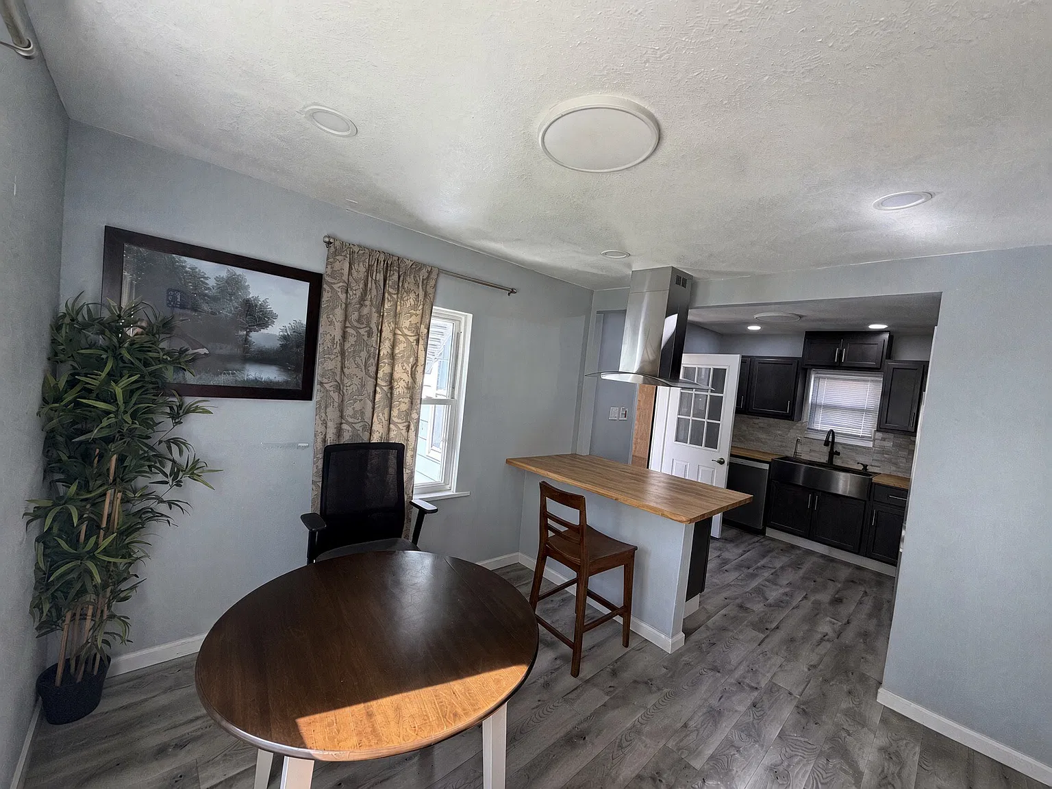 1 bed, 1.5 bath, 1000 sqft, $1,100 — Photo 3