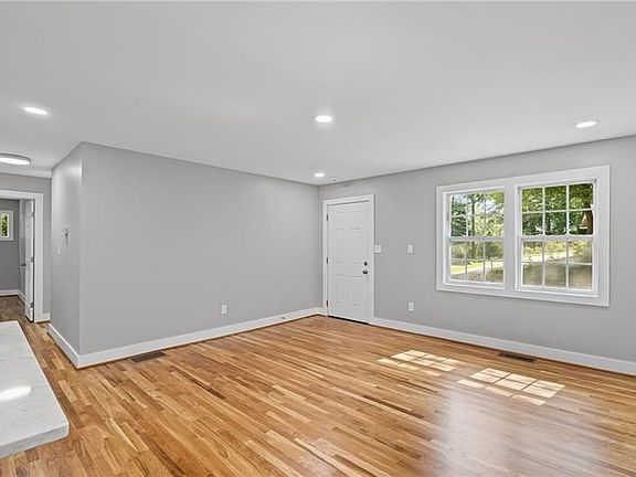 5th image of 2889 Macon Dr SW
