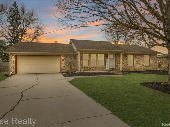 3436 Creekwood Dr, Saginaw, MI 48601