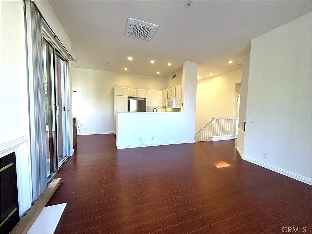 2 bed, 1030 sqft, $3,300 — Photo 4