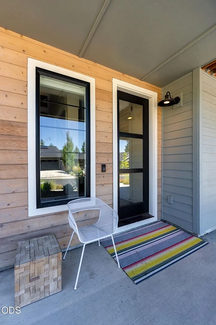 4 Bedroom 2.5 Bath Mountain Views Fully Furnished-Utilities Included — Photo 2