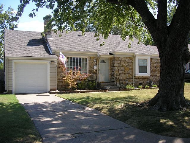 1st image of 1131 S Vandalia Ave
