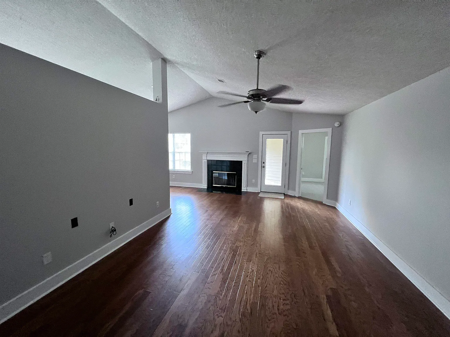 3 bed, 2.0 bath, 1400 sqft, $2,350 — Photo 2