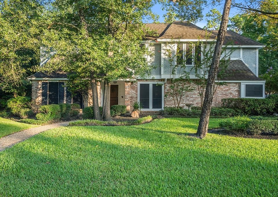 Welcome home! This gorgeous gem in Wimbeldon Estates is absolutely stunning.