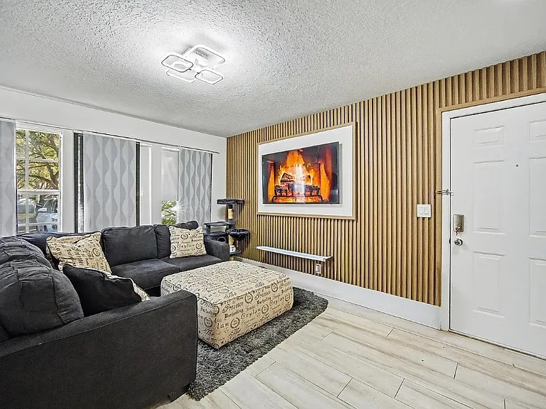 3916 Greenway Dr #B — Photo 1