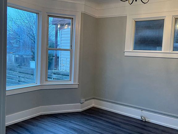 5th image of 1271 Gladstone Ave