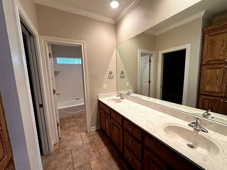 401 Springwood Ct — Photo 15