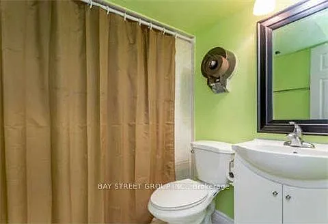 35 Cairnside Cres — Photo 3