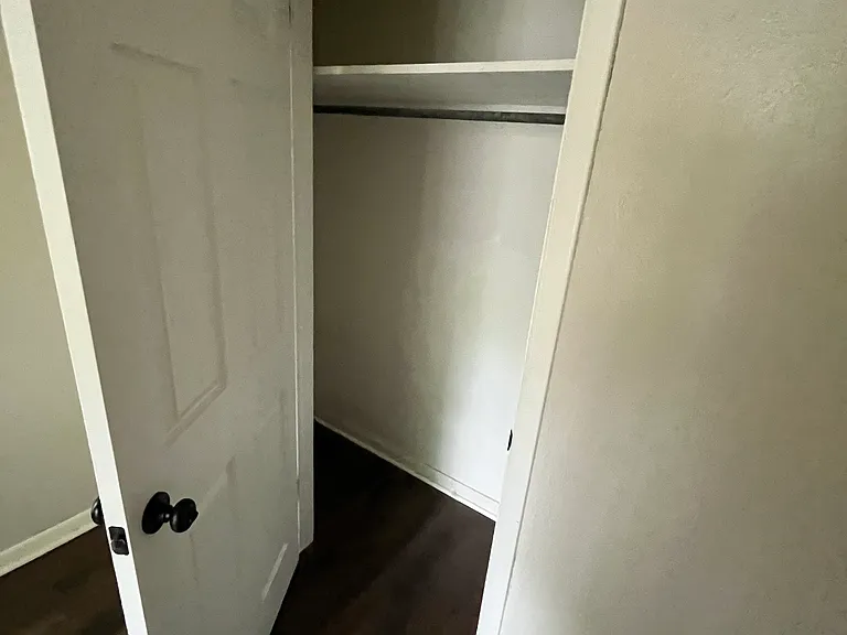 927 E Symmes St — Photo 7