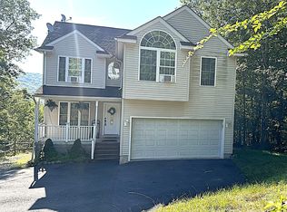 1094 Porter Dr, Bushkill, PA 18324