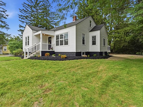 3rd image of 28 Southold Rd
