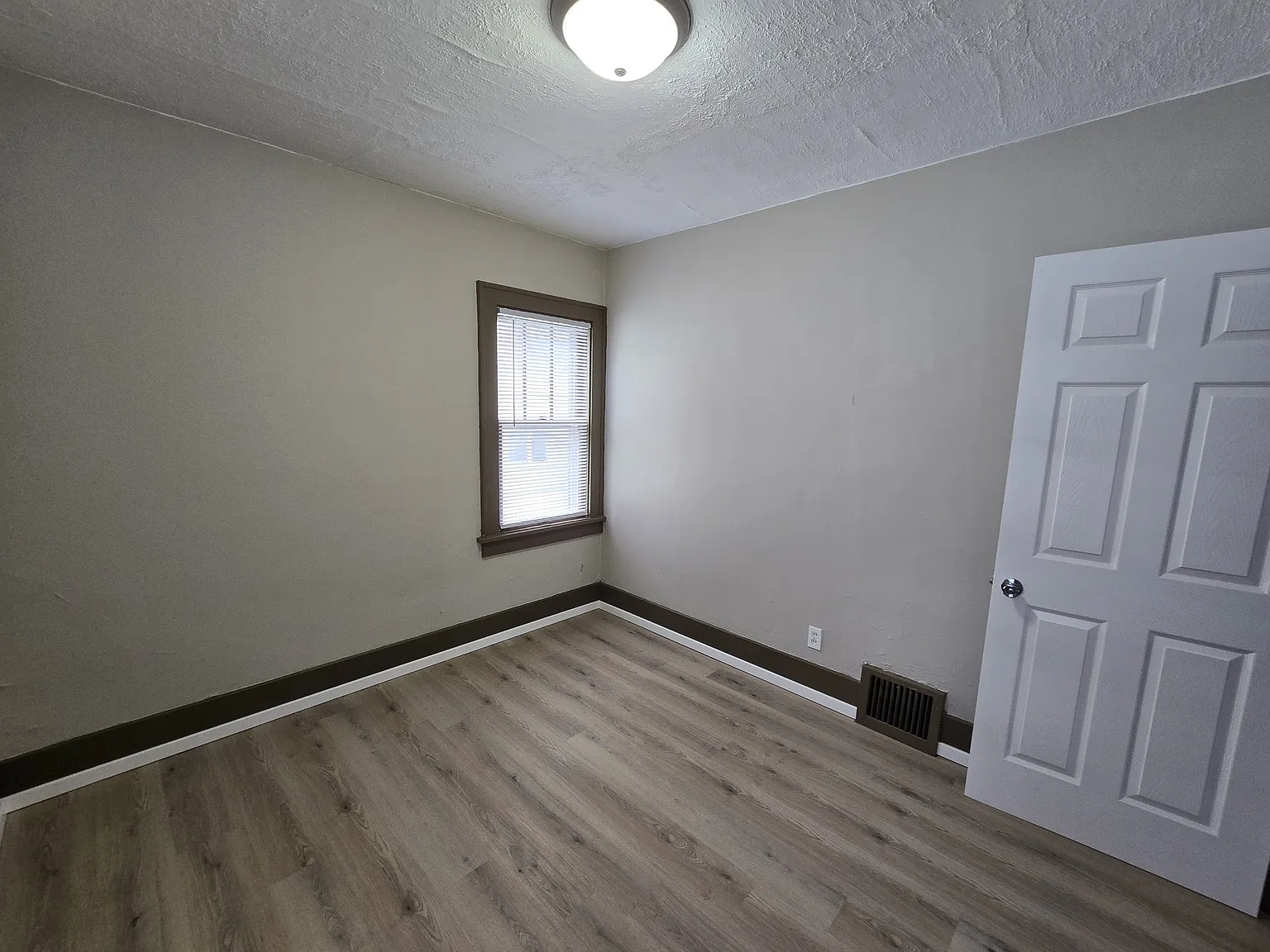 947 Newton Street - 1 — Photo 4