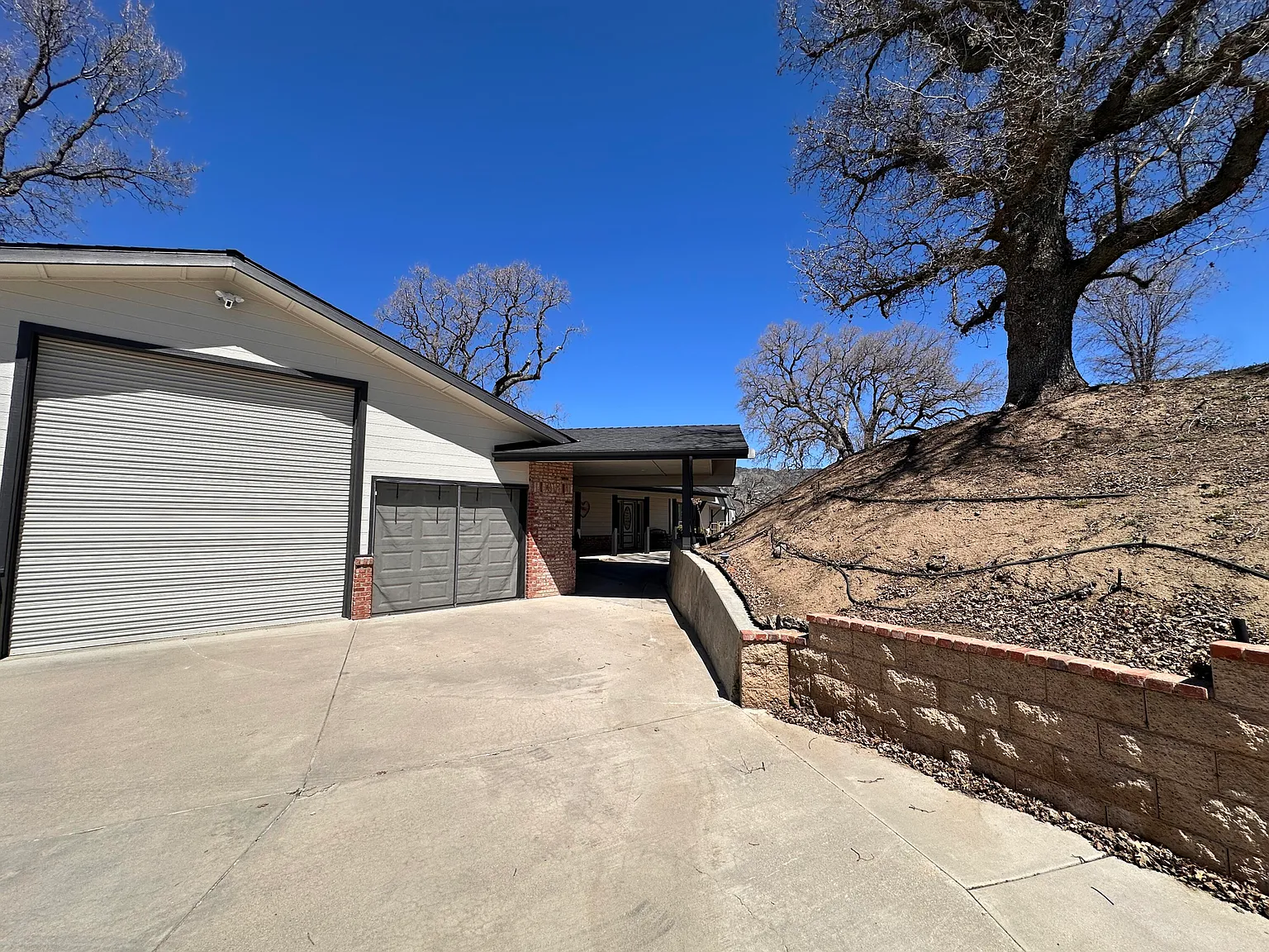 23300 Lakeview Dr photo 1