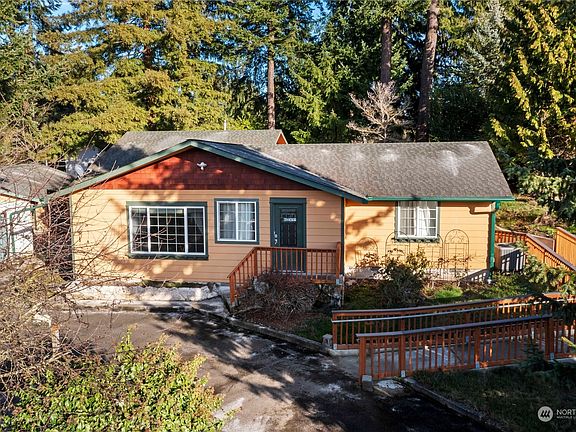 Accessible 6-bedroom home with a newly built ramp and side access through French doors.  The home features a circular drive, R/V parking and room to park multiple cars.>