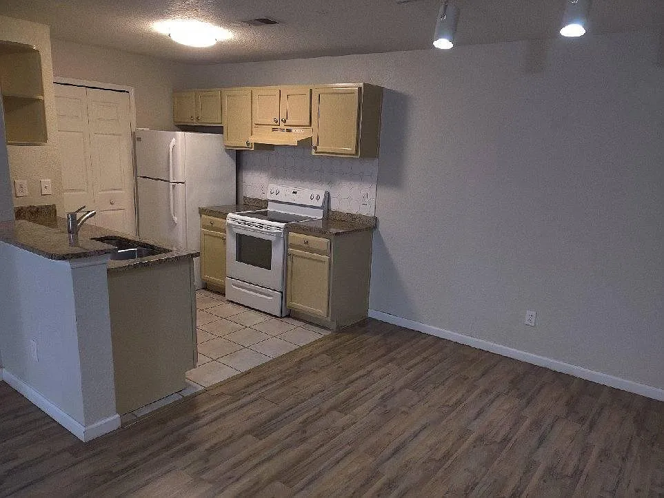 Building Photo - 8915 Latrec Ave #2109