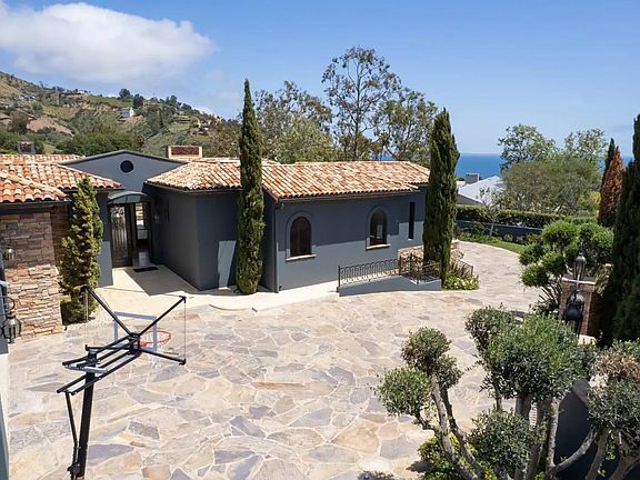 Play basketball with friends in the sun and fresh air