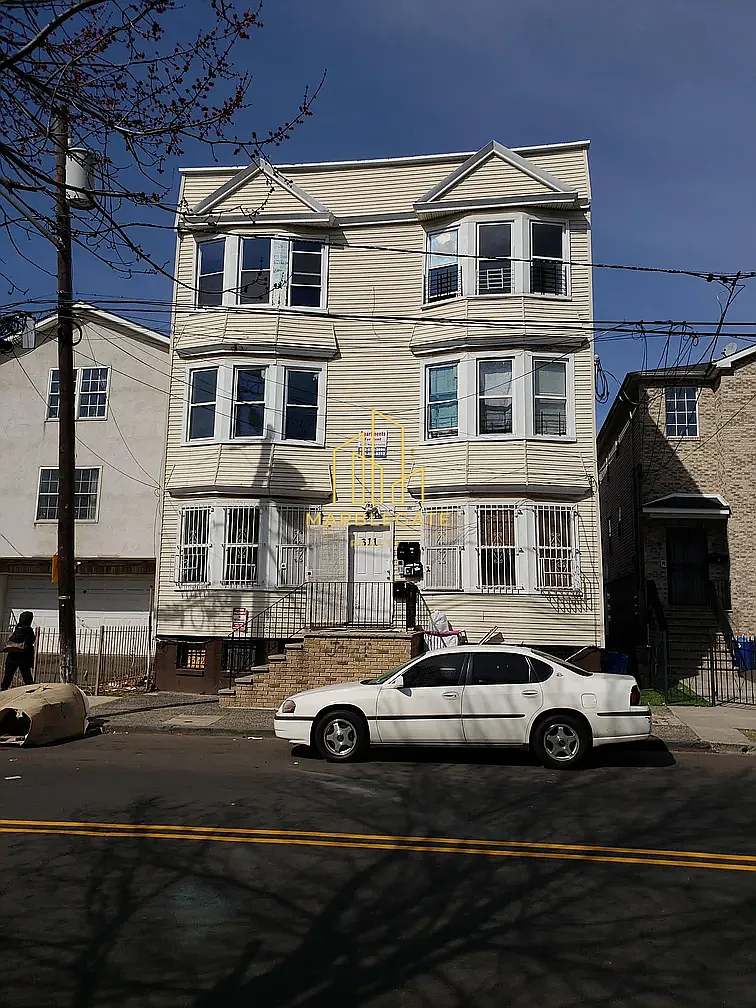 2 bed, 850 sqft, $1,600 — Photo 1