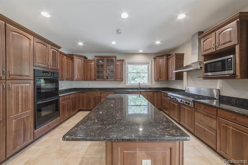 4 bed, 4865 sqft, $4,450 — Photo 4