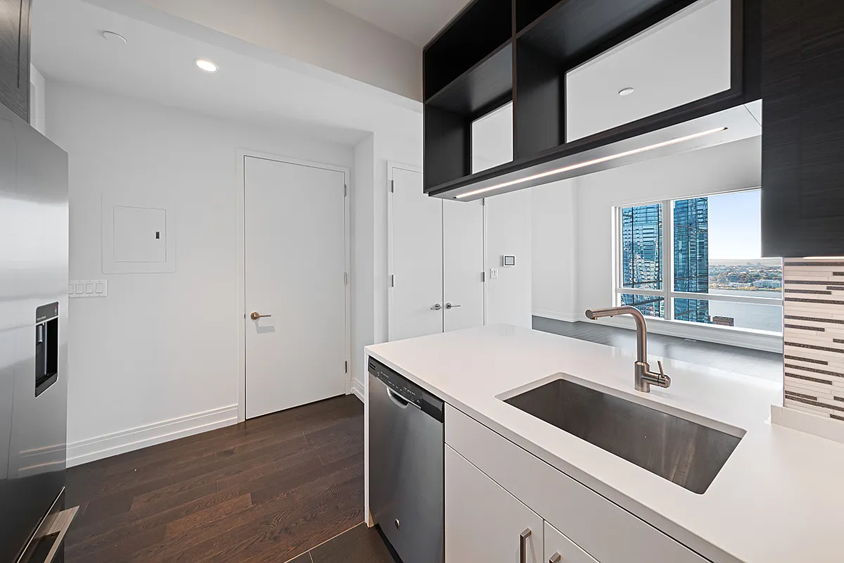 555 10th Avenue — Photo 2