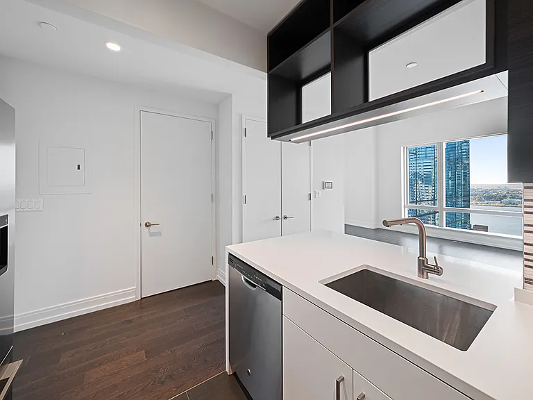 555 10th Ave #32H — Photo 3