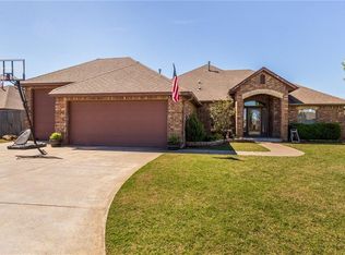 512 SW 29th Cir, Moore, OK 73160