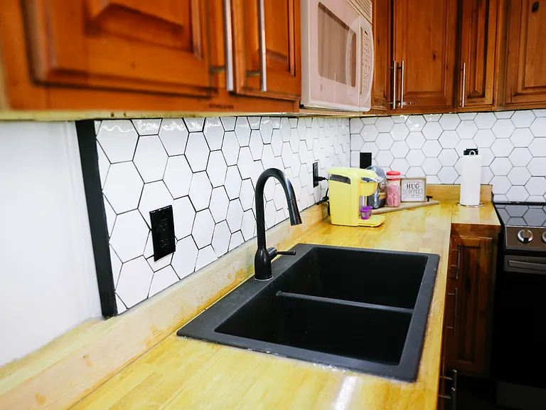 1240 Harrop St #2 — Photo 6