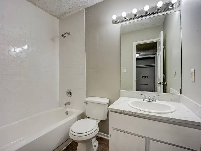 The Cottonwood: 1 & 2 Bedroom Apartments — Photo 9