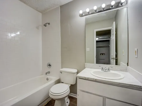 The Cottonwood: 1 & 2 Bedroom Apartments, 2022 Phoenix Ave #29, Fort Smith, AR 72901