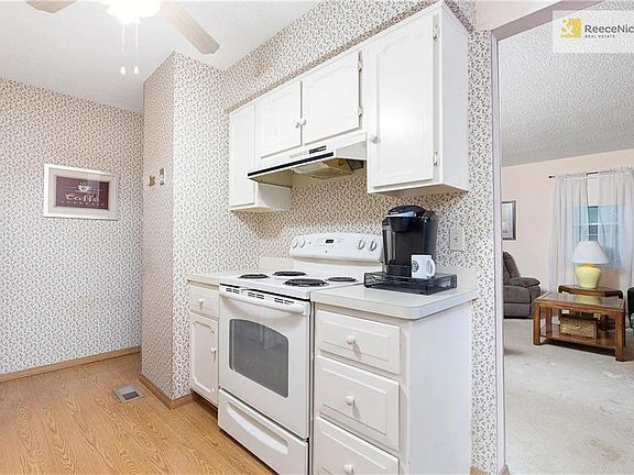 CUTE KITCHEN WITH PANTRY & DISHWASHER