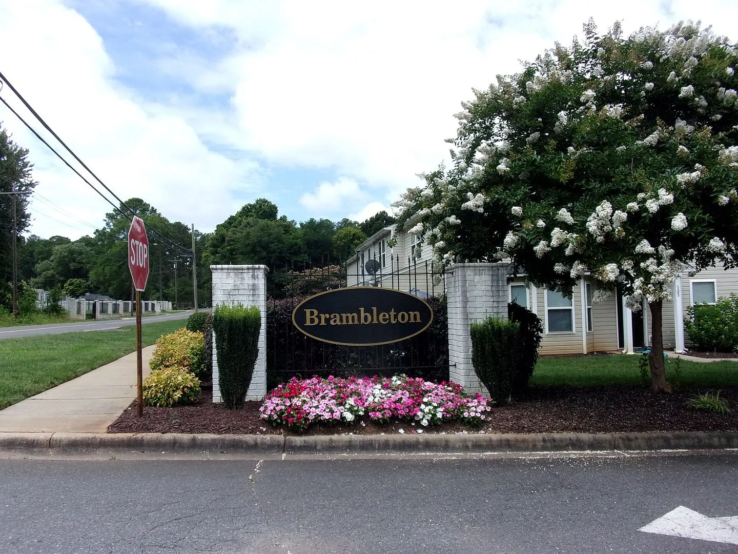 Beautiful 3 Bedroom 2 1/2 Bath End Unit Townhome in Brambleton Neighborhood — Photo 3