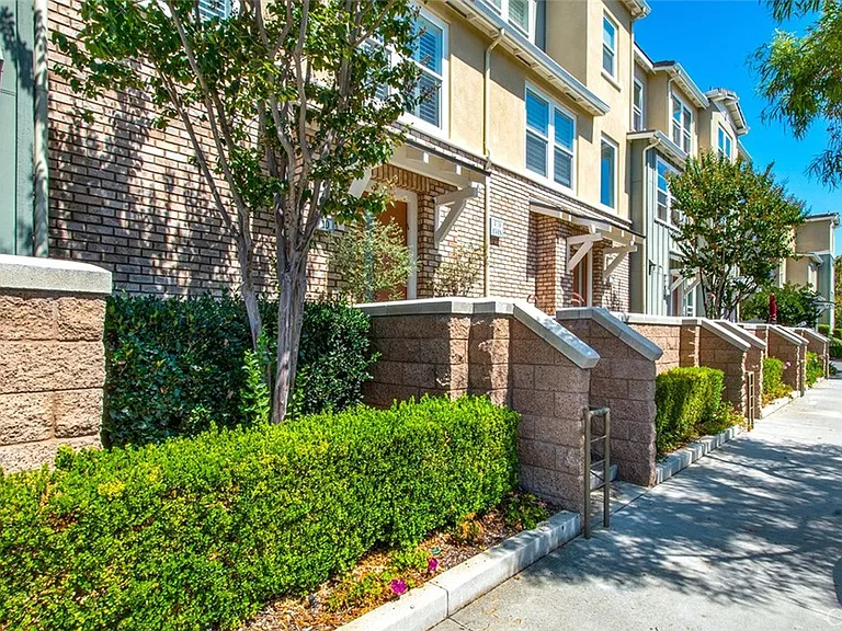10 Brownstone Way — Photo 25