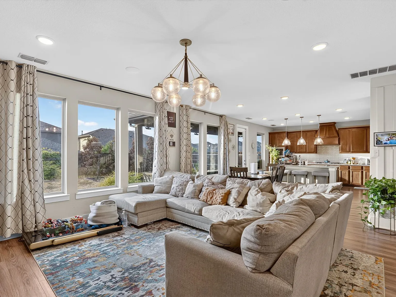 4 bed, 2545 sqft, $3,000 — Photo 1