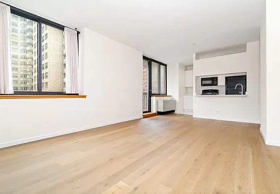 4th image of 250 E 40th St APT 15E