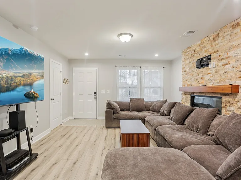 207 Mount Royal Ct — Photo 8