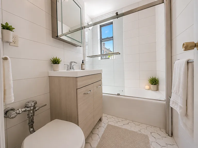 315 E 77th St #2I — Photo 3